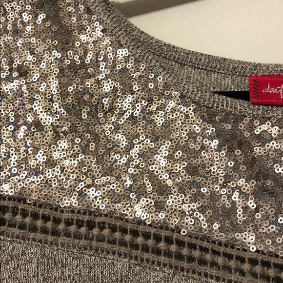 Daytrip sweater. Size Medium. - Picture 2 of 2